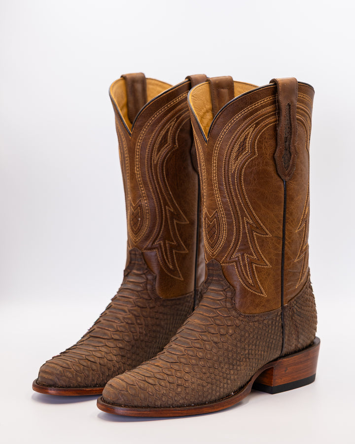 Cowboy, Boots, Western, Lucchese, Ariat, TonyLama, AndersonBean, Justin, Tecovas, Nocona, BlackJack, Stallion, Handmade, Exotic, Ostrich, Alligator, Python, Shark, SquareToe, CutterToe, RoundToe, SnipToe, Roper, Buckaroo, Ranch, Rodeo, Classic, Vintage, Leather, Premium, HandmadeBoots, WorkBoots, Durable, Genuine, Suede, Caiman, Lizard, Crocodile, FullQuill, RanchWear, Traditional, Heritage, Rustic, TexasStyle, MensBoots