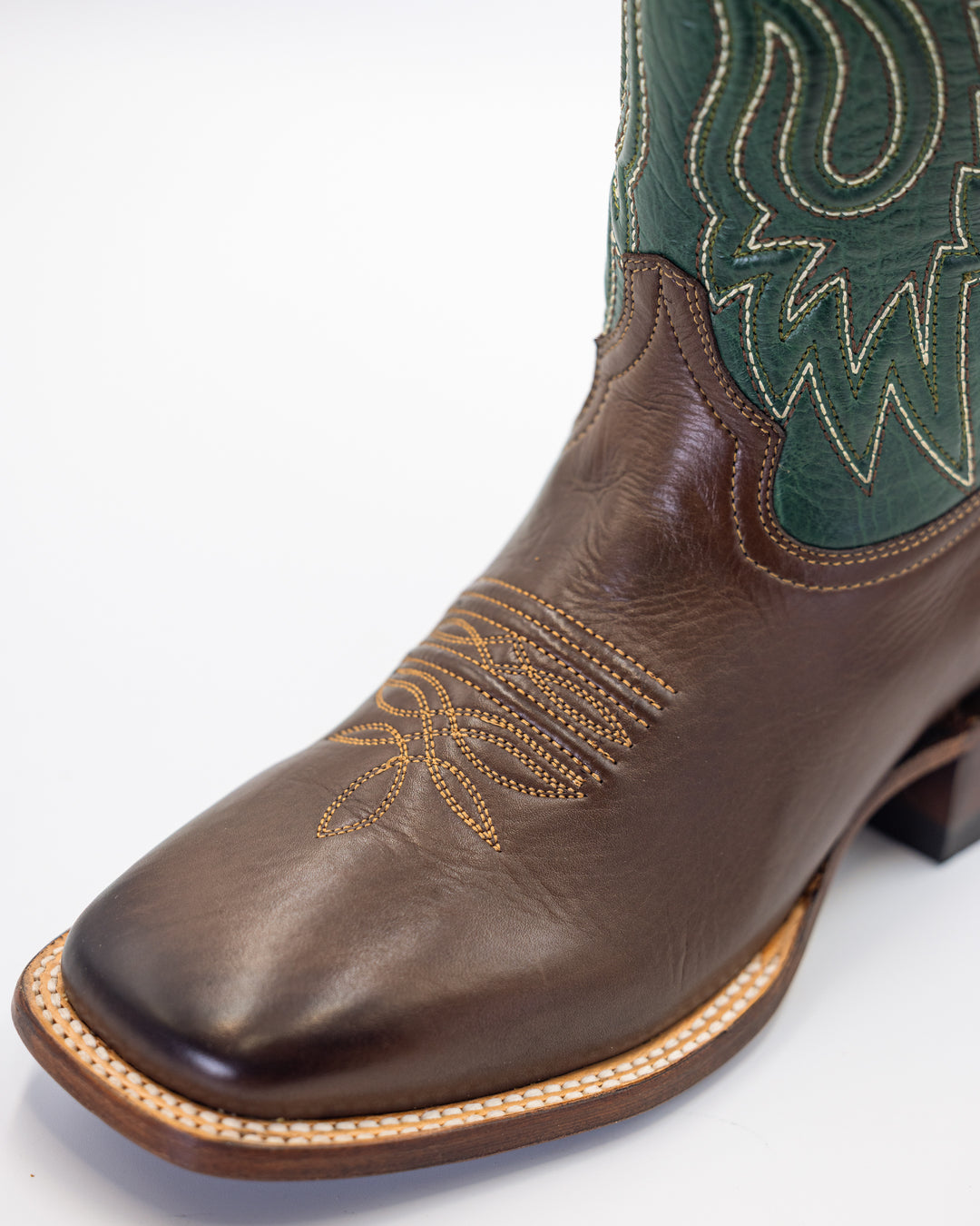 Cowboy, Boots, Western, Lucchese, Ariat, TonyLama, AndersonBean, Justin, Tecovas, Nocona, BlackJack, Stallion, Handmade, Exotic, Ostrich, Alligator, Python, Shark, SquareToe, CutterToe, RoundToe, SnipToe, Roper, Buckaroo, Ranch, Rodeo, Classic, Vintage, Leather, Premium, HandmadeBoots, WorkBoots, Durable, Genuine, Suede, Caiman, Lizard, Crocodile, FullQuill, RanchWear, Traditional, Heritage, Rustic, TexasStyle, MensBoots