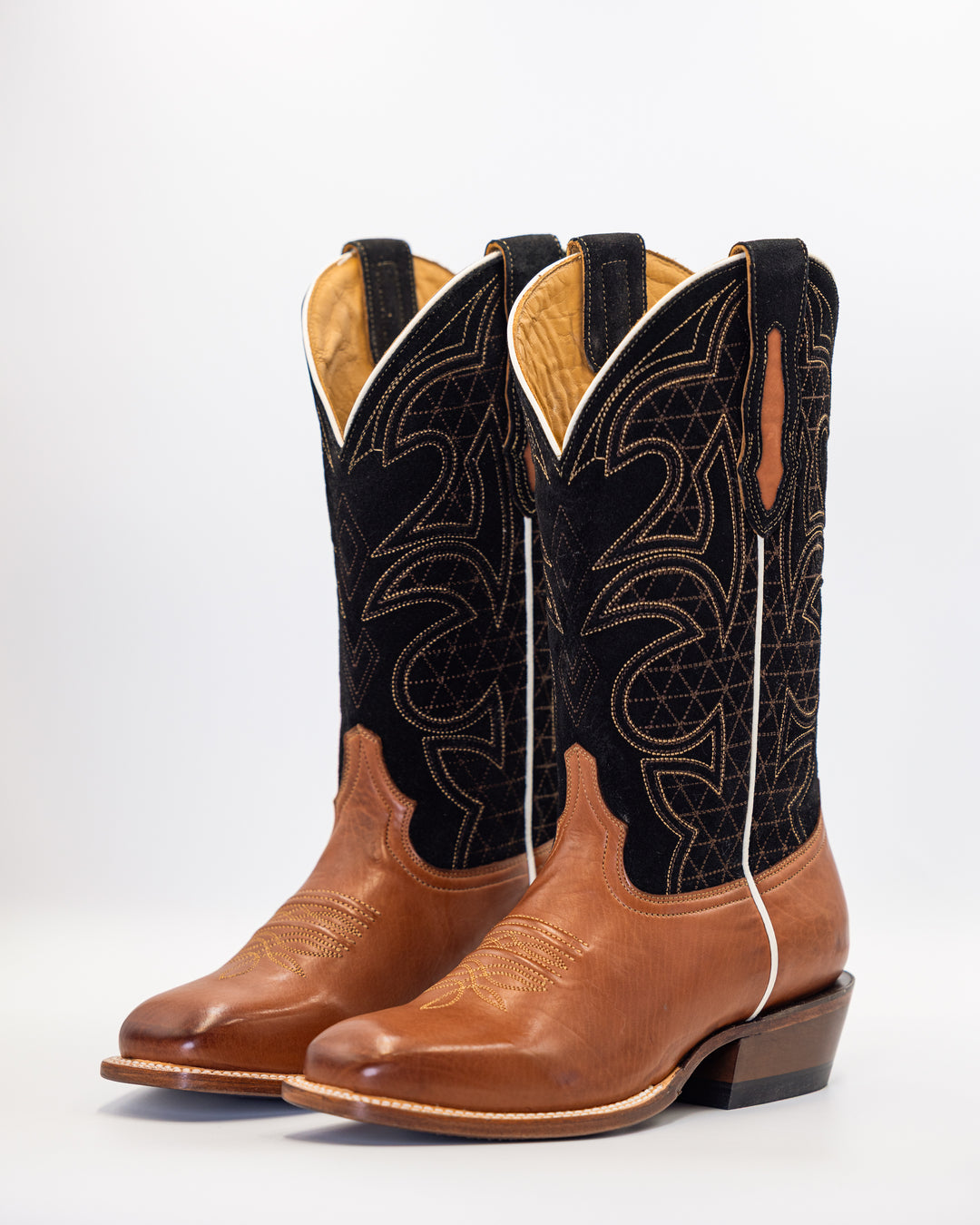 Cowboy, Boots, Western, Lucchese, Ariat, TonyLama, AndersonBean, Justin, Tecovas, Nocona, BlackJack, Stallion, Handmade, Exotic, Ostrich, Alligator, Python, Shark, SquareToe, CutterToe, RoundToe, SnipToe, Roper, Buckaroo, Ranch, Rodeo, Classic, Vintage, Leather, Premium, HandmadeBoots, WorkBoots, Durable, Genuine, Suede, Caiman, Lizard, Crocodile, FullQuill, RanchWear, Traditional, Heritage, Rustic, TexasStyle, MensBoots
