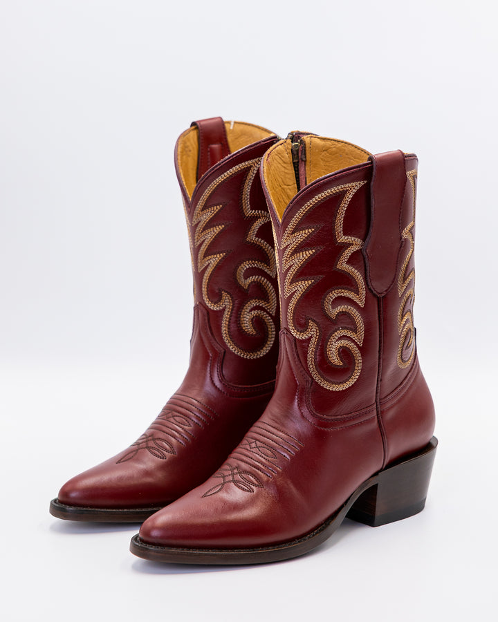 Cowgirl, Boots, Western, Lucchese, Ariat, Corral, OldGringo, Lane, LibertyBlack, Durango, MacieBean, DoubleD, Handmade, Exotic, Ostrich, Alligator, Python, Turquoise, SnipToe, Embroidered, SquareToe, Fashion, Vintage, Classic, Rodeo, Fringe, Glitter, Suede, TallBoots, ShortBoots, RanchWear, Stylish, Premium, Genuine, Leather, Lizard, Crocodile, Caiman, FullQuill, Traditional, Rustic, Floral, Inlay, TexasStyle, WomensBoots, Snip Toe, Boots 