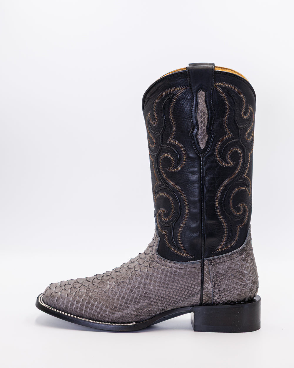 Cowboy, Boots, Western, Lucchese, Ariat, TonyLama, AndersonBean, Justin, Tecovas, Nocona, BlackJack, Stallion, Handmade, Exotic, Ostrich, Alligator, Python, Shark, SquareToe, CutterToe, RoundToe, SnipToe, Roper, Buckaroo, Ranch, Rodeo, Classic, Vintage, Leather, Premium, HandmadeBoots, WorkBoots, Durable, Genuine, Suede, Caiman, Lizard, Crocodile, FullQuill, RanchWear, Traditional, Heritage, Rustic, TexasStyle, MensBoots
