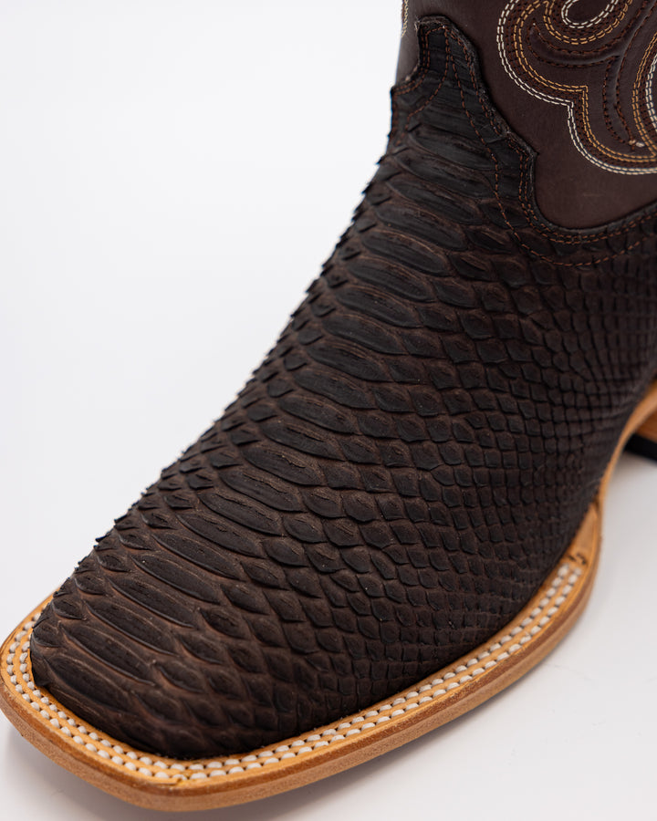 Cowboy, Boots, Western, Lucchese, Ariat, TonyLama, AndersonBean, Justin, Tecovas, Nocona, BlackJack, Stallion, Handmade, Exotic, Ostrich, Alligator, Python, Shark, SquareToe, CutterToe, RoundToe, SnipToe, Roper, Buckaroo, Ranch, Rodeo, Classic, Vintage, Leather, Premium, HandmadeBoots, WorkBoots, Durable, Genuine, Suede, Caiman, Lizard, Crocodile, FullQuill, RanchWear, Traditional, Heritage, Rustic, TexasStyle, MensBoots