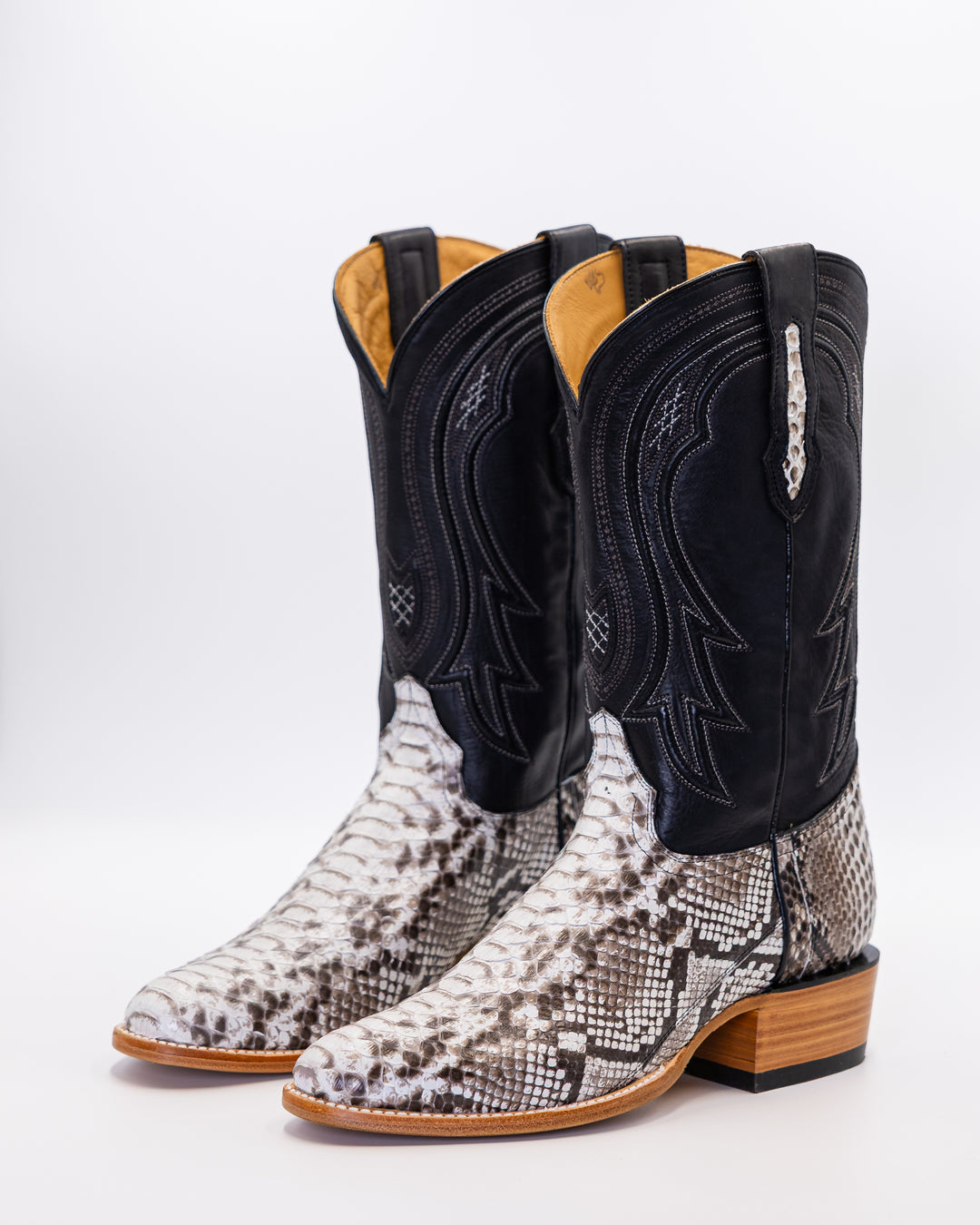 Cowboy, Boots, Western, Lucchese, Ariat, TonyLama, AndersonBean, Justin, Tecovas, Nocona, BlackJack, Stallion, Handmade, Exotic, Ostrich, Alligator, Python, Shark, SquareToe, CutterToe, RoundToe, SnipToe, Roper, Buckaroo, Ranch, Rodeo, Classic, Vintage, Leather, Premium, HandmadeBoots, WorkBoots, Durable, Genuine, Suede, Caiman, Lizard, Crocodile, FullQuill, RanchWear, Traditional, Heritage, Rustic, TexasStyle, MensBoots