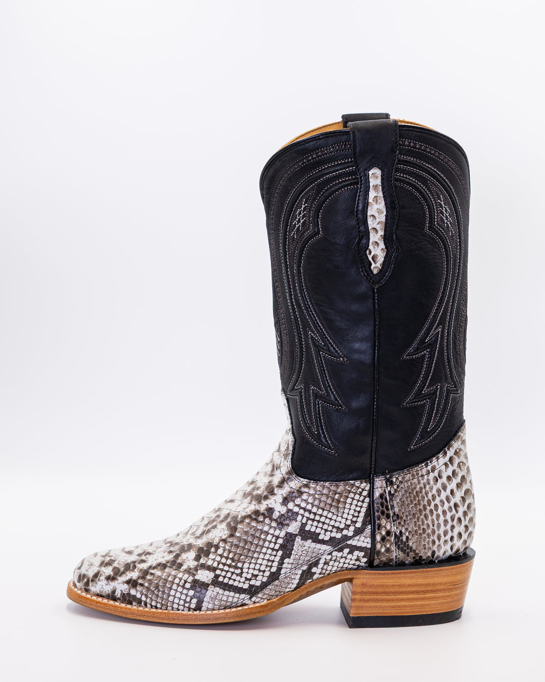 Cowboy, Boots, Western, Lucchese, Ariat, TonyLama, AndersonBean, Justin, Tecovas, Nocona, BlackJack, Stallion, Handmade, Exotic, Ostrich, Alligator, Python, Shark, SquareToe, CutterToe, RoundToe, SnipToe, Roper, Buckaroo, Ranch, Rodeo, Classic, Vintage, Leather, Premium, HandmadeBoots, WorkBoots, Durable, Genuine, Suede, Caiman, Lizard, Crocodile, FullQuill, RanchWear, Traditional, Heritage, Rustic, TexasStyle, MensBoots