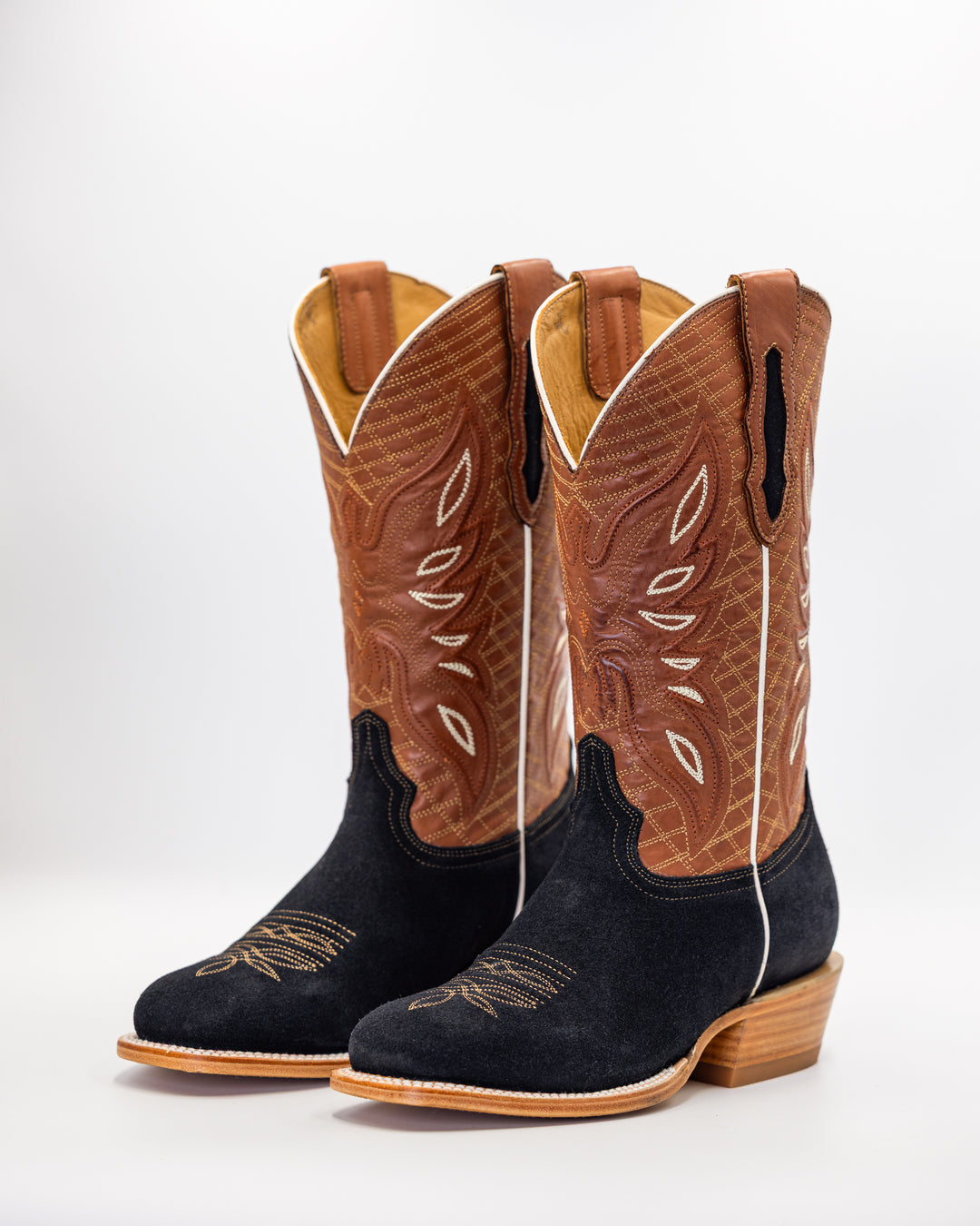 Cowboy, Boots, Western, Lucchese, Ariat, TonyLama, AndersonBean, Justin, Tecovas, Nocona, BlackJack, Stallion, Handmade, Exotic, Ostrich, Alligator, Python, Shark, SquareToe, CutterToe, RoundToe, SnipToe, Roper, Buckaroo, Ranch, Rodeo, Classic, Vintage, Leather, Premium, HandmadeBoots, WorkBoots, Durable, Genuine, Suede, Caiman, Lizard, Crocodile, FullQuill, RanchWear, Traditional, Heritage, Rustic, TexasStyle, MensBoots