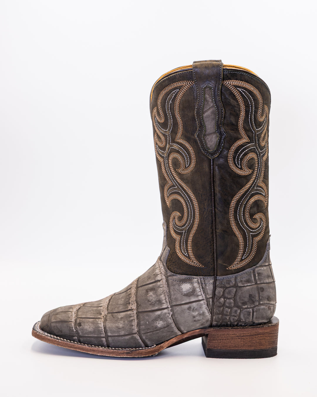 Cowboy, Boots, Western, Lucchese, Ariat, TonyLama, AndersonBean, Justin, Tecovas, Nocona, BlackJack, Stallion, Handmade, Exotic, Ostrich, Alligator, Python, Shark, SquareToe, CutterToe, RoundToe, SnipToe, Roper, Buckaroo, Ranch, Rodeo, Classic, Vintage, Leather, Premium, HandmadeBoots, WorkBoots, Durable, Genuine, Suede, Caiman, Lizard, Crocodile, FullQuill, RanchWear, Traditional, Heritage, Rustic, TexasStyle, MensBoots