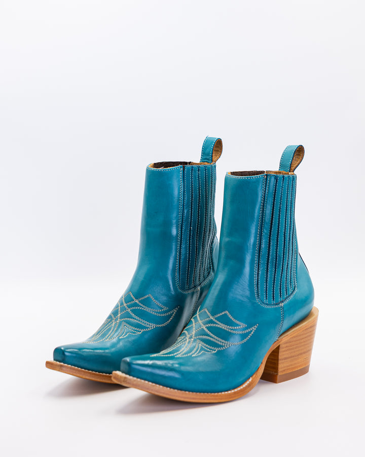 Cowgirl, Boots, Western, Lucchese, Ariat, Corral, OldGringo, Lane, LibertyBlack, Durango, MacieBean, DoubleD, Handmade, Exotic, Ostrich, Alligator, Python, Turquoise, SnipToe, Embroidered, SquareToe, Fashion, Vintage, Classic, Rodeo, Fringe, Glitter, Suede, TallBoots, ShortBoots, RanchWear, Stylish, Premium, Genuine, Leather, Lizard, Crocodile, Caiman, FullQuill, Traditional, Rustic, Floral, Inlay, TexasStyle, WomensBoots