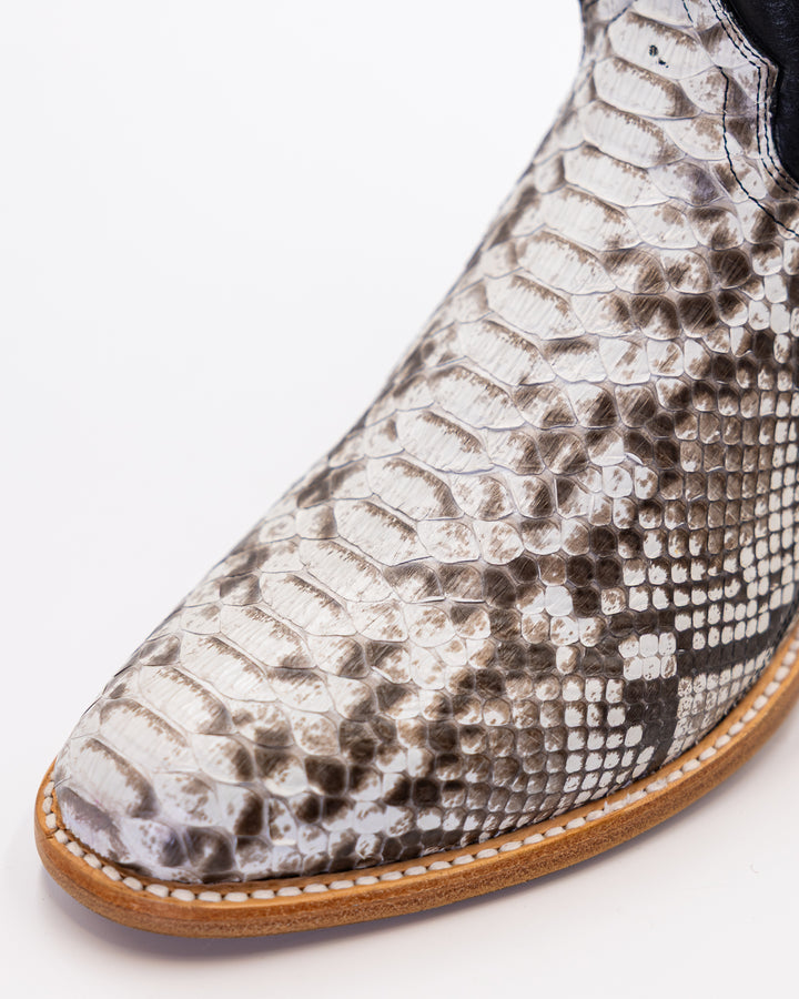 Cowboy, Boots, Western, Lucchese, Ariat, TonyLama, AndersonBean, Justin, Tecovas, Nocona, BlackJack, Stallion, Handmade, Exotic, Ostrich, Alligator, Python, Shark, SquareToe, CutterToe, RoundToe, SnipToe, Roper, Buckaroo, Ranch, Rodeo, Classic, Vintage, Leather, Premium, HandmadeBoots, WorkBoots, Durable, Genuine, Suede, Caiman, Lizard, Crocodile, FullQuill, RanchWear, Traditional, Heritage, Rustic, TexasStyle, MensBoots