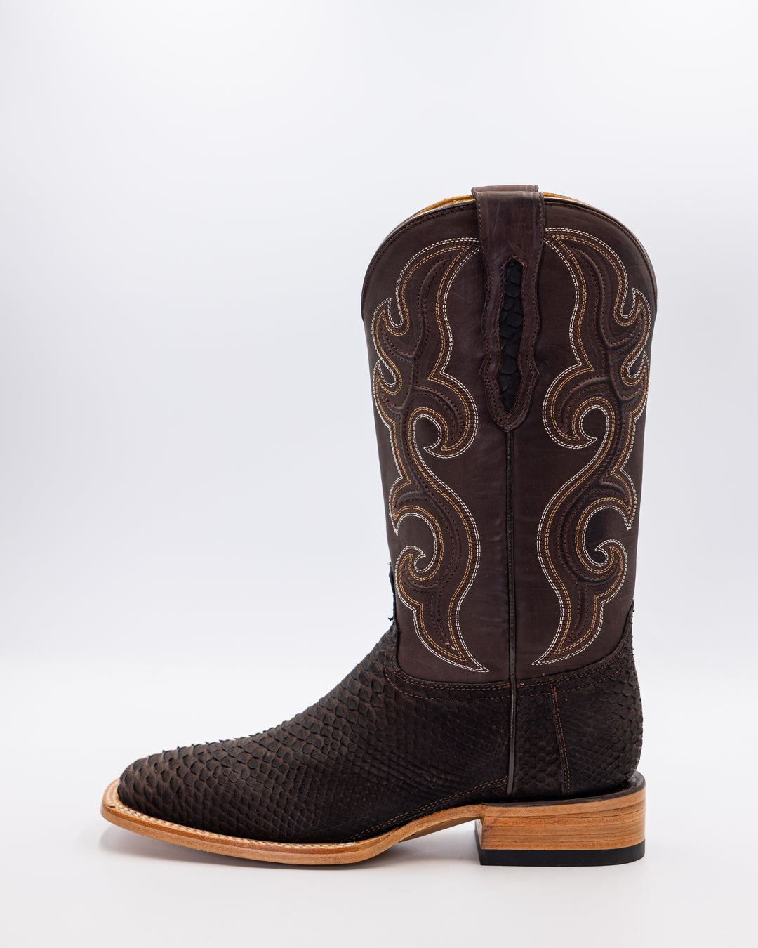 Cowboy, Boots, Western, Lucchese, Ariat, TonyLama, AndersonBean, Justin, Tecovas, Nocona, BlackJack, Stallion, Handmade, Exotic, Ostrich, Alligator, Python, Shark, SquareToe, CutterToe, RoundToe, SnipToe, Roper, Buckaroo, Ranch, Rodeo, Classic, Vintage, Leather, Premium, HandmadeBoots, WorkBoots, Durable, Genuine, Suede, Caiman, Lizard, Crocodile, FullQuill, RanchWear, Traditional, Heritage, Rustic, TexasStyle, MensBoots