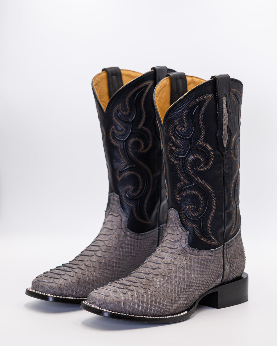 Cowboy, Boots, Western, Lucchese, Ariat, TonyLama, AndersonBean, Justin, Tecovas, Nocona, BlackJack, Stallion, Handmade, Exotic, Ostrich, Alligator, Python, Shark, SquareToe, CutterToe, RoundToe, SnipToe, Roper, Buckaroo, Ranch, Rodeo, Classic, Vintage, Leather, Premium, HandmadeBoots, WorkBoots, Durable, Genuine, Suede, Caiman, Lizard, Crocodile, FullQuill, RanchWear, Traditional, Heritage, Rustic, TexasStyle, MensBoots