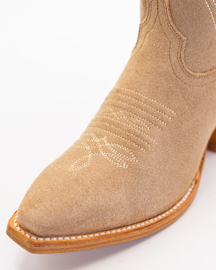 Cowgirl, Boots, Western, Lucchese, Ariat, Corral, OldGringo, Lane, LibertyBlack, Durango, MacieBean, DoubleD, Handmade, Exotic, Ostrich, Alligator, Python, Turquoise, SnipToe, Embroidered, SquareToe, Fashion, Vintage, Classic, Rodeo, Fringe, Glitter, Suede, TallBoots, ShortBoots, RanchWear, Stylish, Premium, Genuine, Leather, Lizard, Crocodile, Caiman, FullQuill, Traditional, Rustic, Floral, Inlay, TexasStyle, WomensBoots