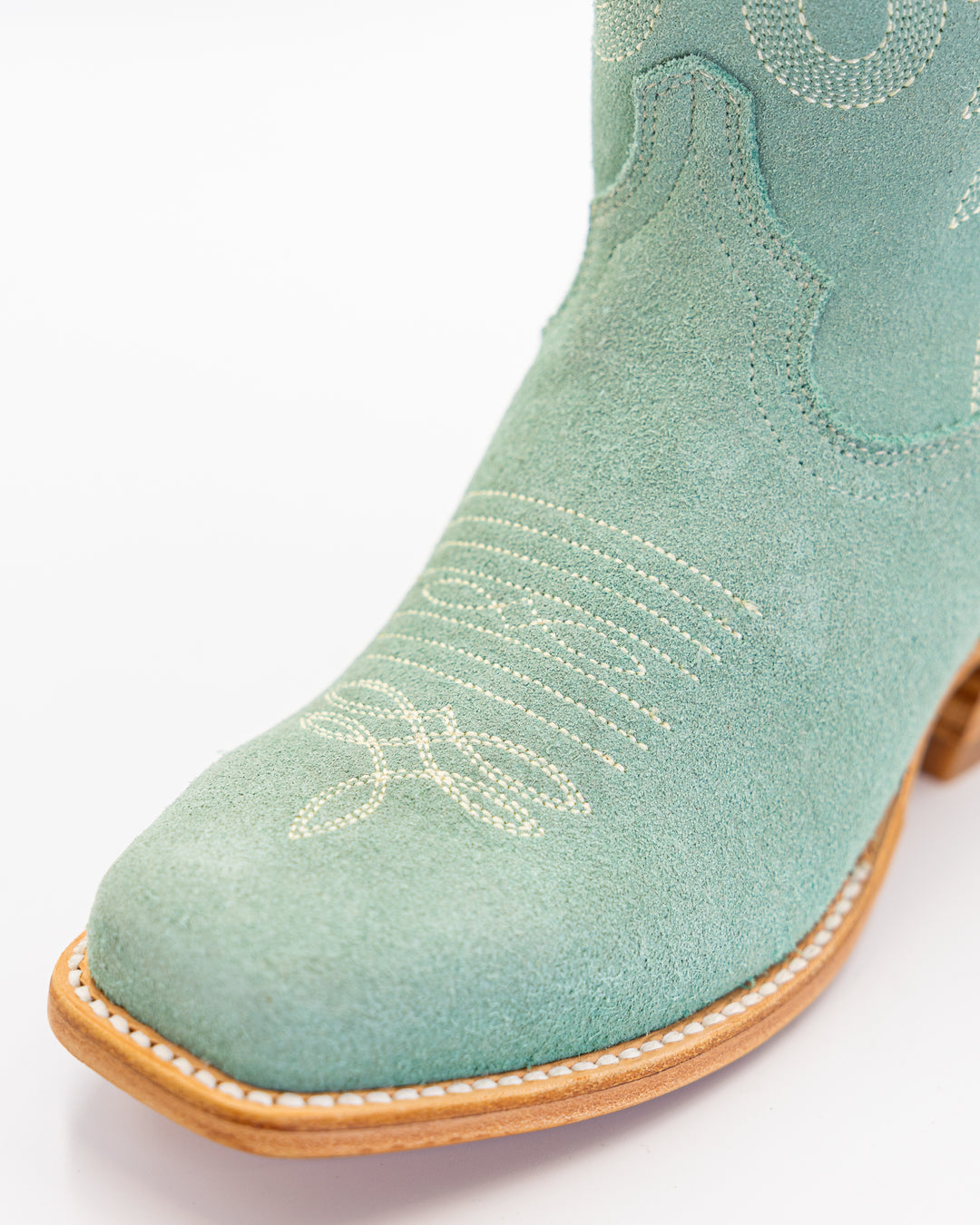 Cowgirl, Boots, Western, Lucchese, Ariat, Corral, OldGringo, Lane, LibertyBlack, Durango, MacieBean, DoubleD, Handmade, Exotic, Ostrich, Alligator, Python, Turquoise, SnipToe, Embroidered, SquareToe, Fashion, Vintage, Classic, Rodeo, Fringe, Glitter, Suede, TallBoots, ShortBoots, RanchWear, Stylish, Premium, Genuine, Leather, Lizard, Crocodile, Caiman, FullQuill, Traditional, Rustic, Floral, Inlay, TexasStyle, WomensBoots