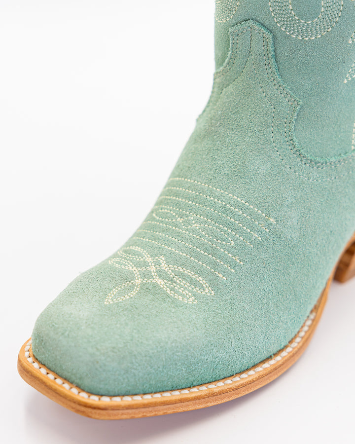 Cowgirl, Boots, Western, Lucchese, Ariat, Corral, OldGringo, Lane, LibertyBlack, Durango, MacieBean, DoubleD, Handmade, Exotic, Ostrich, Alligator, Python, Turquoise, SnipToe, Embroidered, SquareToe, Fashion, Vintage, Classic, Rodeo, Fringe, Glitter, Suede, TallBoots, ShortBoots, RanchWear, Stylish, Premium, Genuine, Leather, Lizard, Crocodile, Caiman, FullQuill, Traditional, Rustic, Floral, Inlay, TexasStyle, WomensBoots