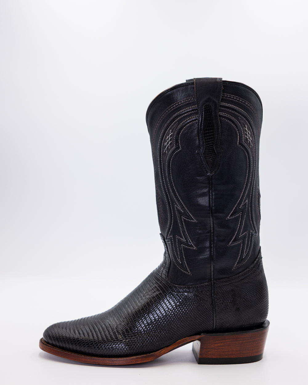 Cowboy, Boots, Western, Lucchese, Ariat, TonyLama, AndersonBean, Justin, Tecovas, Nocona, BlackJack, Stallion, Handmade, Exotic, Ostrich, Alligator, Python, Shark, SquareToe, CutterToe, RoundToe, SnipToe, Roper, Buckaroo, Ranch, Rodeo, Classic, Vintage, Leather, Premium, HandmadeBoots, WorkBoots, Durable, Genuine, Suede, Caiman, Lizard, Crocodile, FullQuill, RanchWear, Traditional, Heritage, Rustic, TexasStyle, MensBoots