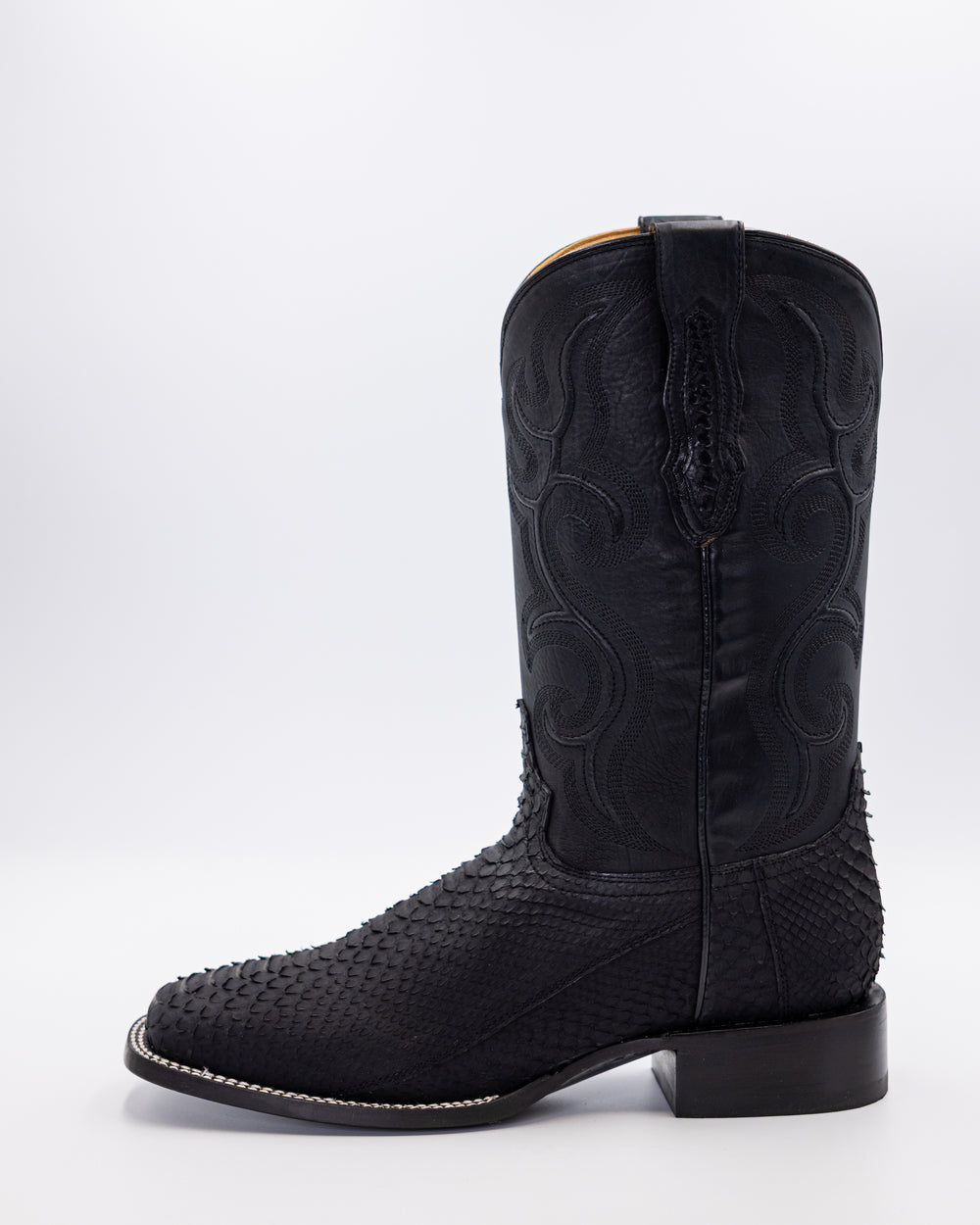 Cowboy, Boots, Western, Lucchese, Ariat, TonyLama, AndersonBean, Justin, Tecovas, Nocona, BlackJack, Stallion, Handmade, Exotic, Ostrich, Alligator, Python, Shark, SquareToe, CutterToe, RoundToe, SnipToe, Roper, Buckaroo, Ranch, Rodeo, Classic, Vintage, Leather, Premium, HandmadeBoots, WorkBoots, Durable, Genuine, Suede, Caiman, Lizard, Crocodile, FullQuill, RanchWear, Traditional, Heritage, Rustic, TexasStyle, MensBoots