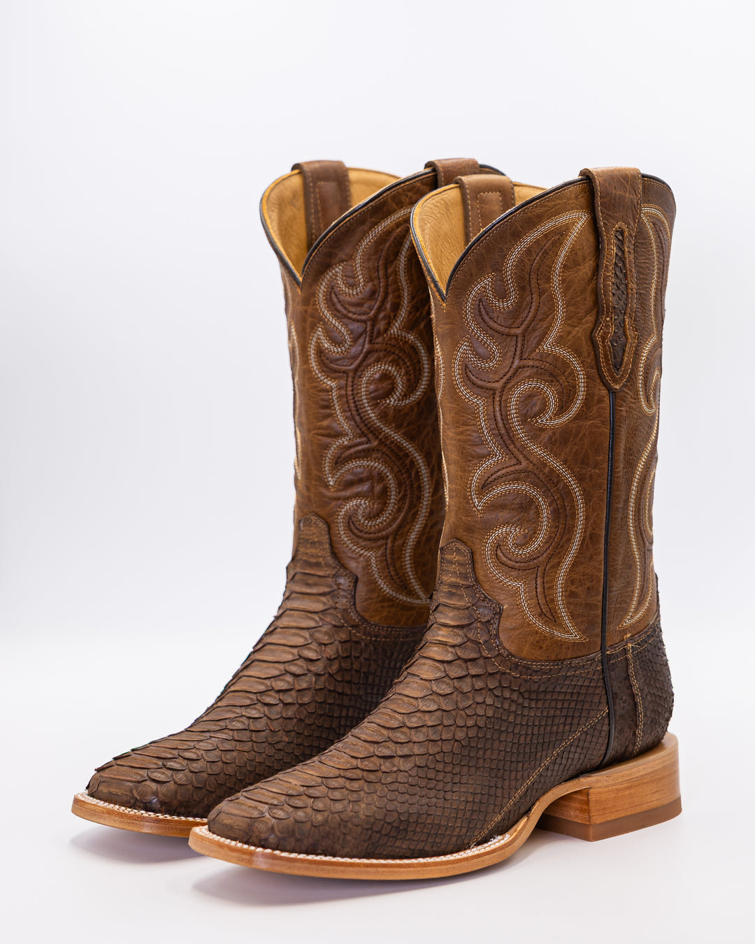 Cowboy, Boots, Western, Lucchese, Ariat, TonyLama, AndersonBean, Justin, Tecovas, Nocona, BlackJack, Stallion, Handmade, Exotic, Ostrich, Alligator, Python, Shark, SquareToe, CutterToe, RoundToe, SnipToe, Roper, Buckaroo, Ranch, Rodeo, Classic, Vintage, Leather, Premium, HandmadeBoots, WorkBoots, Durable, Genuine, Suede, Caiman, Lizard, Crocodile, FullQuill, RanchWear, Traditional, Heritage, Rustic, TexasStyle, MensBoots