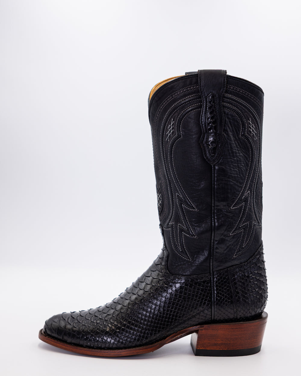Cowboy, Boots, Western, Lucchese, Ariat, TonyLama, AndersonBean, Justin, Tecovas, Nocona, BlackJack, Stallion, Handmade, Exotic, Ostrich, Alligator, Python, Shark, SquareToe, CutterToe, RoundToe, SnipToe, Roper, Buckaroo, Ranch, Rodeo, Classic, Vintage, Leather, Premium, HandmadeBoots, WorkBoots, Durable, Genuine, Suede, Caiman, Lizard, Crocodile, FullQuill, RanchWear, Traditional, Heritage, Rustic, TexasStyle, MensBoots