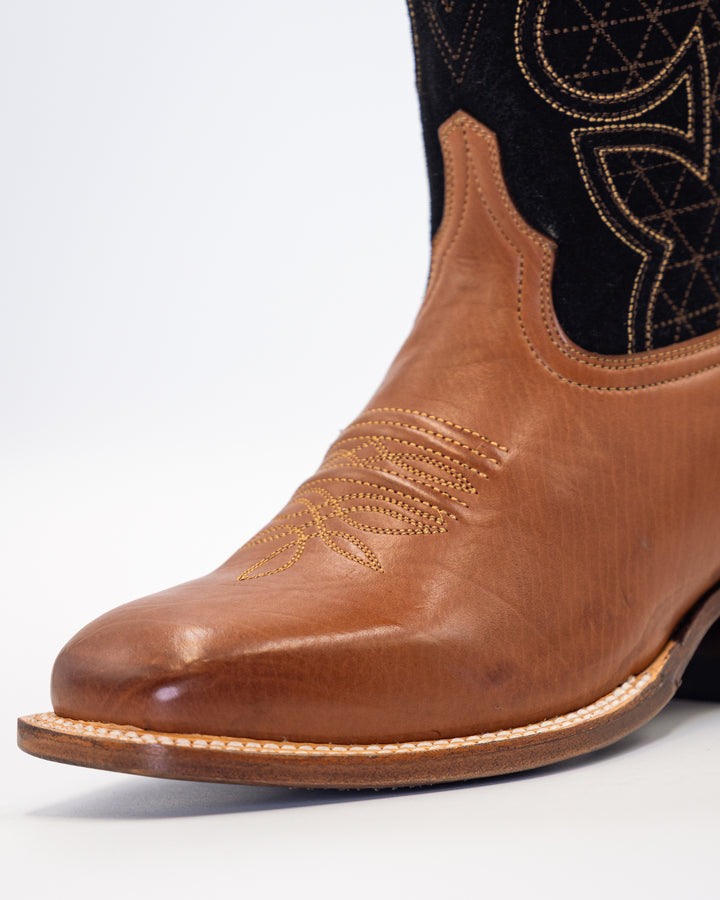 Cowboy, Boots, Western, Lucchese, Ariat, TonyLama, AndersonBean, Justin, Tecovas, Nocona, BlackJack, Stallion, Handmade, Exotic, Ostrich, Alligator, Python, Shark, SquareToe, CutterToe, RoundToe, SnipToe, Roper, Buckaroo, Ranch, Rodeo, Classic, Vintage, Leather, Premium, HandmadeBoots, WorkBoots, Durable, Genuine, Suede, Caiman, Lizard, Crocodile, FullQuill, RanchWear, Traditional, Heritage, Rustic, TexasStyle, MensBoots