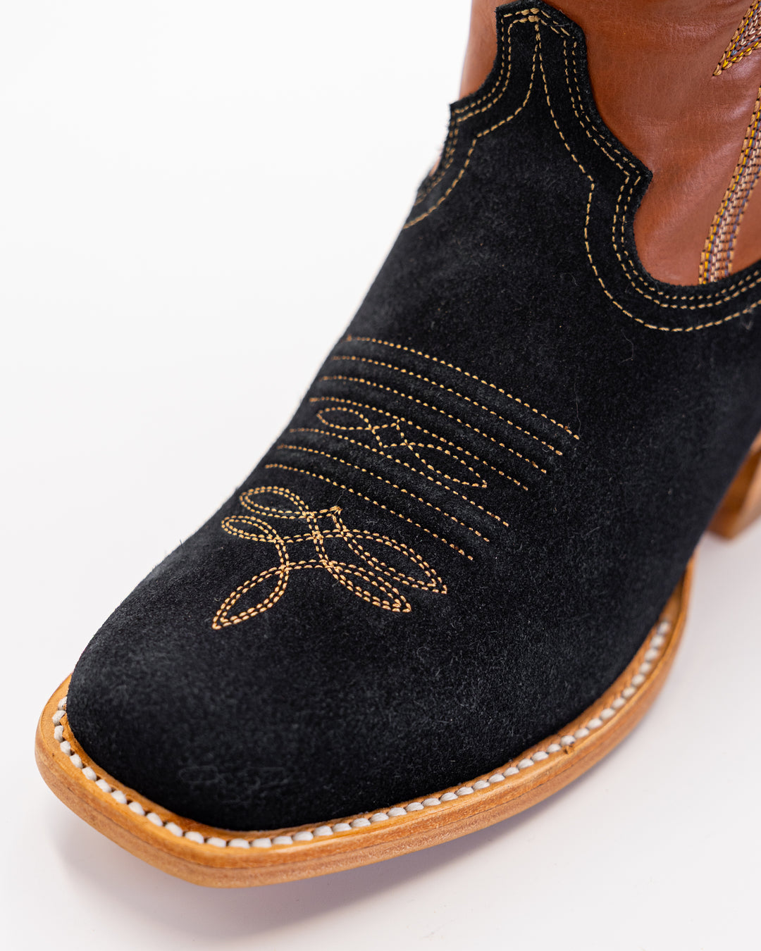 Cowgirl, Boots, Western, Lucchese, Ariat, Corral, OldGringo, Lane, LibertyBlack, Durango, MacieBean, DoubleD, Handmade, Exotic, Ostrich, Alligator, Python, Turquoise, SnipToe, Embroidered, SquareToe, Fashion, Vintage, Classic, Rodeo, Fringe, Glitter, Suede, TallBoots, ShortBoots, RanchWear, Stylish, Premium, Genuine, Leather, Lizard, Crocodile, Caiman, FullQuill, Traditional, Rustic, Floral, Inlay, TexasStyle, WomensBoots