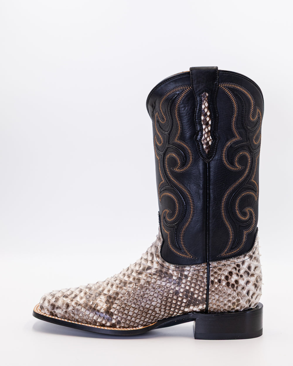 Cowboy, Boots, Western, Lucchese, Ariat, TonyLama, AndersonBean, Justin, Tecovas, Nocona, BlackJack, Stallion, Handmade, Exotic, Ostrich, Alligator, Python, Shark, SquareToe, CutterToe, RoundToe, SnipToe, Roper, Buckaroo, Ranch, Rodeo, Classic, Vintage, Leather, Premium, HandmadeBoots, WorkBoots, Durable, Genuine, Suede, Caiman, Lizard, Crocodile, FullQuill, RanchWear, Traditional, Heritage, Rustic, TexasStyle, MensBoots