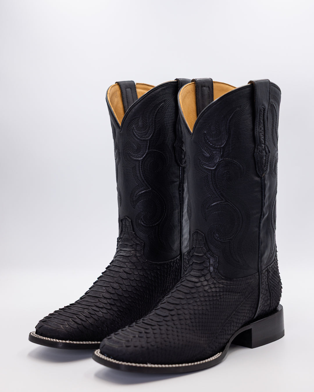 Cowboy, Boots, Western, Lucchese, Ariat, TonyLama, AndersonBean, Justin, Tecovas, Nocona, BlackJack, Stallion, Handmade, Exotic, Ostrich, Alligator, Python, Shark, SquareToe, CutterToe, RoundToe, SnipToe, Roper, Buckaroo, Ranch, Rodeo, Classic, Vintage, Leather, Premium, HandmadeBoots, WorkBoots, Durable, Genuine, Suede, Caiman, Lizard, Crocodile, FullQuill, RanchWear, Traditional, Heritage, Rustic, TexasStyle, MensBoots