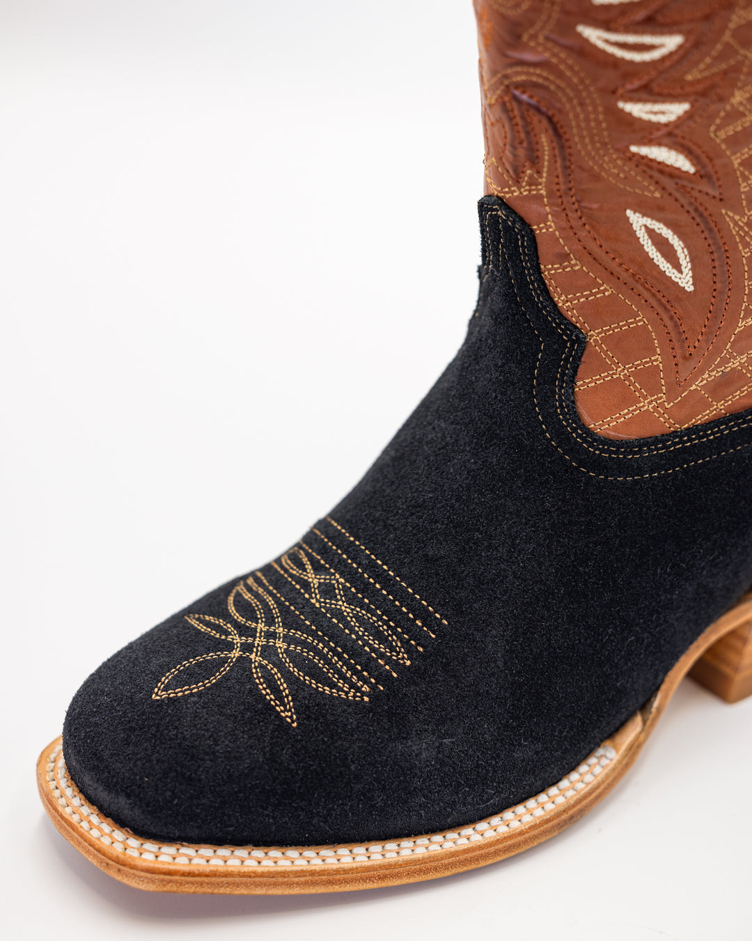 Cowboy, Boots, Western, Lucchese, Ariat, TonyLama, AndersonBean, Justin, Tecovas, Nocona, BlackJack, Stallion, Handmade, Exotic, Ostrich, Alligator, Python, Shark, SquareToe, CutterToe, RoundToe, SnipToe, Roper, Buckaroo, Ranch, Rodeo, Classic, Vintage, Leather, Premium, HandmadeBoots, WorkBoots, Durable, Genuine, Suede, Caiman, Lizard, Crocodile, FullQuill, RanchWear, Traditional, Heritage, Rustic, TexasStyle, MensBoots