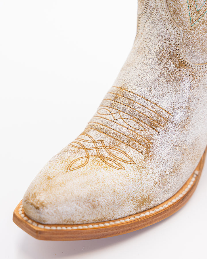 Cowgirl, Boots, Western, Lucchese, Ariat, Corral, OldGringo, Lane, LibertyBlack, Durango, MacieBean, DoubleD, Handmade, Exotic, Ostrich, Alligator, Python, Turquoise, SnipToe, Embroidered, SquareToe, Fashion, Vintage, Classic, Rodeo, Fringe, Glitter, Suede, TallBoots, ShortBoots, RanchWear, Stylish, Premium, Genuine, Leather, Lizard, Crocodile, Caiman, FullQuill, Traditional, Rustic, Floral, Inlay, TexasStyle, WomensBoots