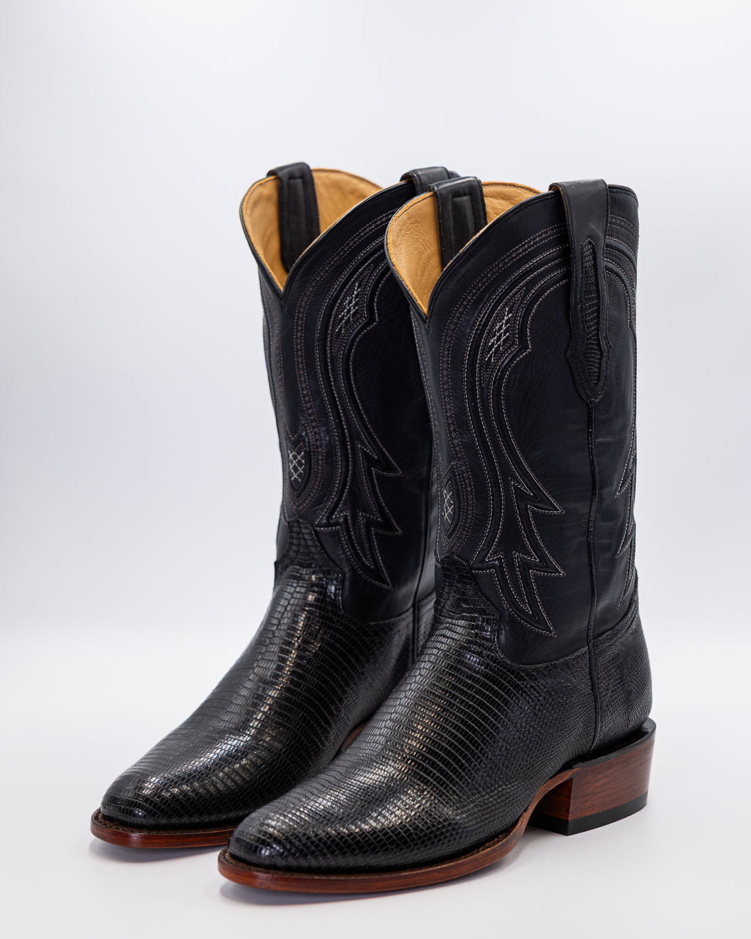 Cowboy, Boots, Western, Lucchese, Ariat, TonyLama, AndersonBean, Justin, Tecovas, Nocona, BlackJack, Stallion, Handmade, Exotic, Ostrich, Alligator, Python, Shark, SquareToe, CutterToe, RoundToe, SnipToe, Roper, Buckaroo, Ranch, Rodeo, Classic, Vintage, Leather, Premium, HandmadeBoots, WorkBoots, Durable, Genuine, Suede, Caiman, Lizard, Crocodile, FullQuill, RanchWear, Traditional, Heritage, Rustic, TexasStyle, MensBoots