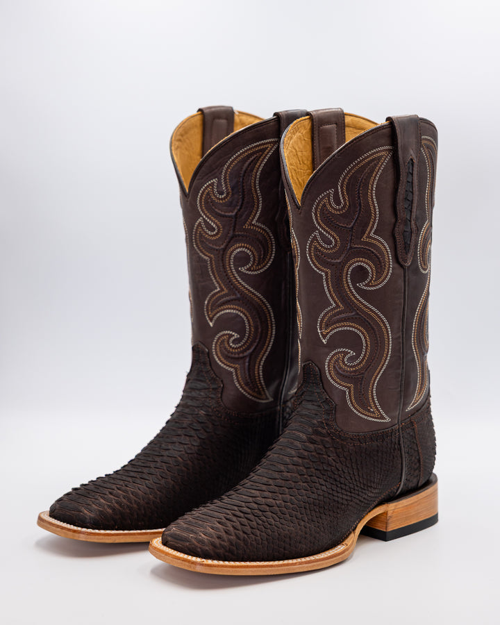 Cowboy, Boots, Western, Lucchese, Ariat, TonyLama, AndersonBean, Justin, Tecovas, Nocona, BlackJack, Stallion, Handmade, Exotic, Ostrich, Alligator, Python, Shark, SquareToe, CutterToe, RoundToe, SnipToe, Roper, Buckaroo, Ranch, Rodeo, Classic, Vintage, Leather, Premium, HandmadeBoots, WorkBoots, Durable, Genuine, Suede, Caiman, Lizard, Crocodile, FullQuill, RanchWear, Traditional, Heritage, Rustic, TexasStyle, MensBoots